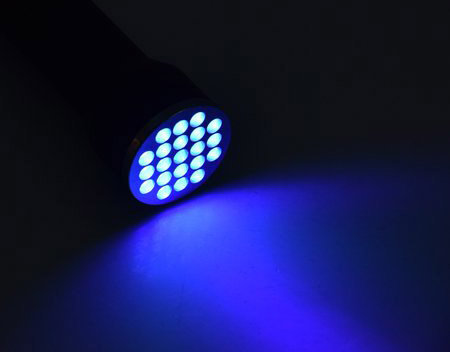 電子產品制造使用冷光源LED紫外線手電筒的優(yōu)勢